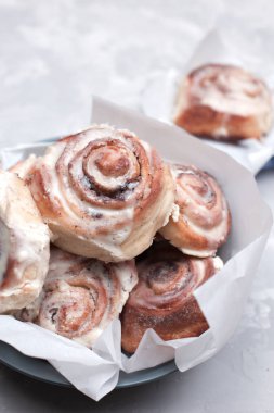 Taze tatlı ev yapımı tarçın rulo. Taze ev yapımı tarçın topuz