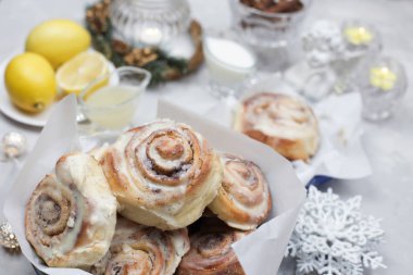 Taze tatlı ev yapımı tarçın rulo. Taze ev yapımı tarçın topuz