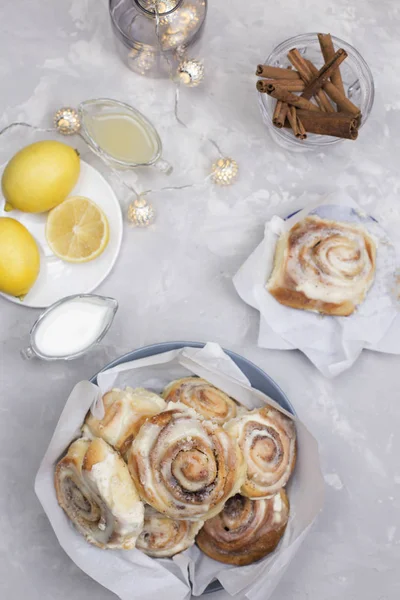 Fresh Sweet Homemade Cinnamon Rolls. Fresh Homemade Cinnamon Bun — Stock Photo, Image