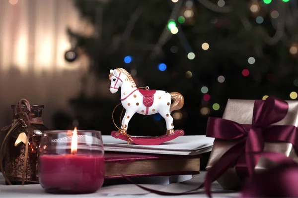 Koń Biegunach Boże Narodzenie Drewniany Koń Ozdoby Świąteczne Tło Dla — Zdjęcie stockowe