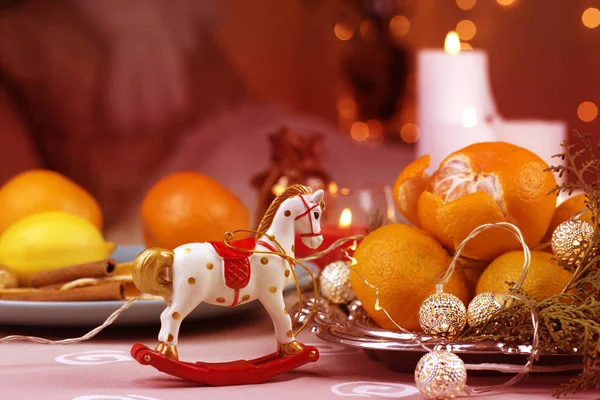 Ein Weihnachtsschaukelpferd Holzpferd Weihnachtsdekoration Hintergrund Für Eine Grußkarte Spielzeug Schaukelpferd — Stockfoto