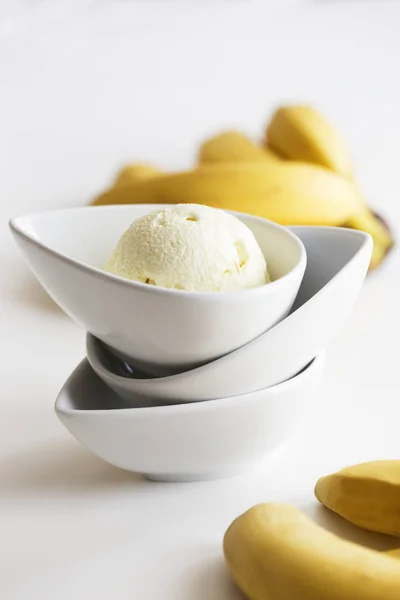 Νόστιμο Παγωτό Και Τις Μπανάνες Λευκό Φόντο Σπιτικό Παγωτό — Φωτογραφία Αρχείου