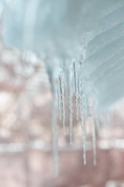 Buz sarkıtları ile parlak arka plan. Kış arka plan buz sarkıtları ile