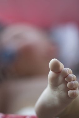 Bebeğin ayakları portre resim. Arka plan ebeveynlik