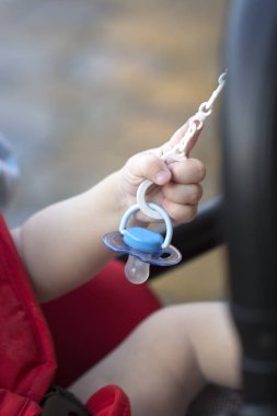 Emzik tutan bir çocuğun fotoğrafı, yakın plan.