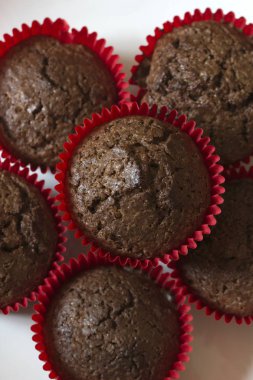 Sadece çikolatalı kek pişmiş. Çikolatalı kek. Beyaz ahşap bir masa üzerinde sadece pişmiş çikolata cupcakes