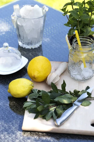 Подготовка Лимонадного Напитка Лимонад Кувшине Лимоны Мятой Открытом Столе — стоковое фото