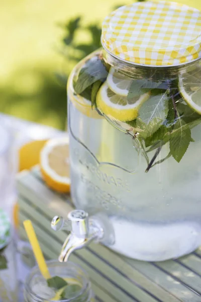 Подготовка Лимонадного Напитка Лимонад Кувшине Лимоны Мятой Открытом Столе — стоковое фото