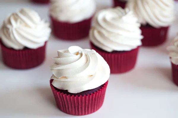 Magdalenas Cubiertas Con Remolino Glaseado Vainilla Dulce Pastelitos Terciopelo Rojo — Foto de Stock