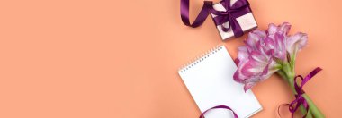 Yaratıcı düz yatıyordu ve çalışma alanı Danışma defter ile buket çiçek ve hediye kutusu