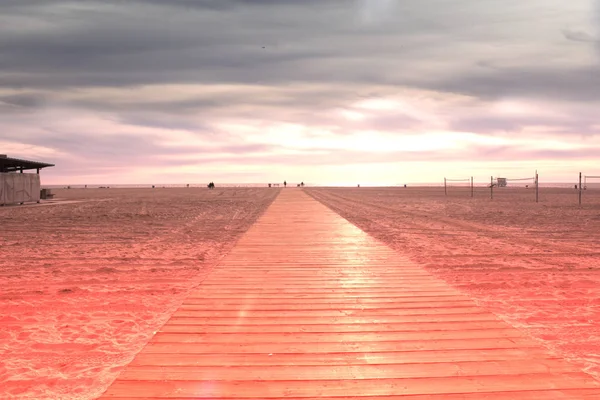 A sétány a tengerparton. Fából készült road, a stranddal szemben az óceán — Stock Fotó