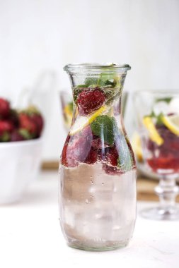 Bir bardak detoks suyu. Çilek, limon ve nane ile serin CLE