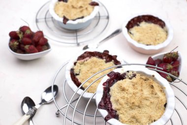 Çilek kırıntısı. tatlı pasta. çilek ile ufalamak.