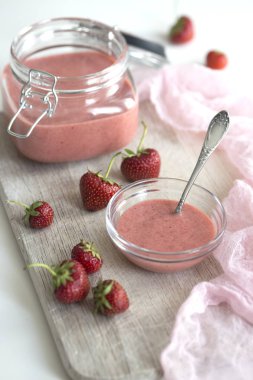 ev yapımı Çilek Kürt ile cam kavanoz