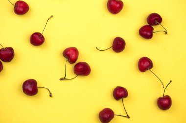 Sarı bir arka plan üzerinde kiraz düz yatıyordu. Üst te. Kiraz pa