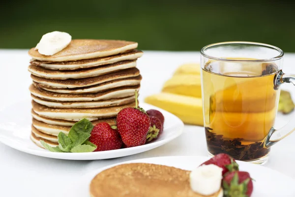 Pfannkuchen zum Frühstück.Glutenfrei: Pfannkuchen mit Reismilch und — Stockfoto