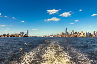 Manhattan siluetinin üzerinde Hudson Nehri, New York City, Amerika Birleşik Devletleri