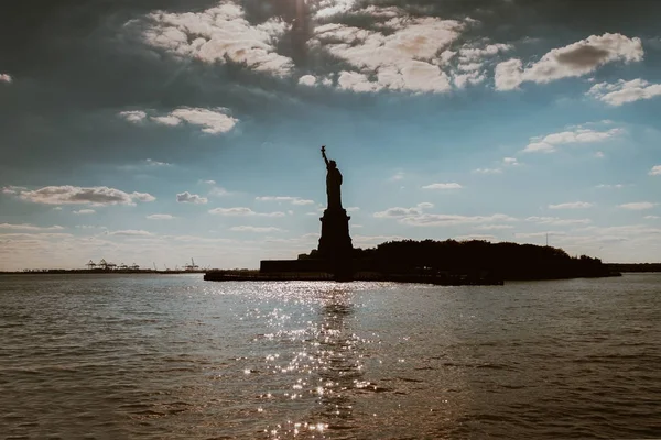 Silueta Estatua Libertad Ciudad Nueva York Contra Tormenta Cielo Nublado — Foto de Stock