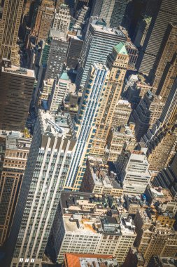 Gökdelenler ve sokak ile New York'un Manhattan skyline havadan görünümü.