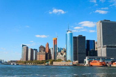 Manhattan siluetinin üzerinde Hudson Nehri, New York City, Amerika Birleşik Devletleri