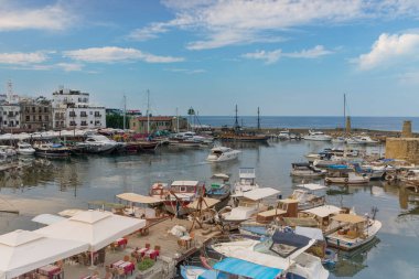 Girne tarihi limanda güzel havadan görünümü