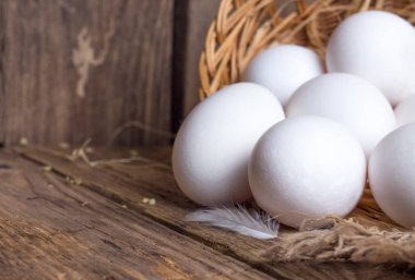 Masada sepet beyaz yumurta