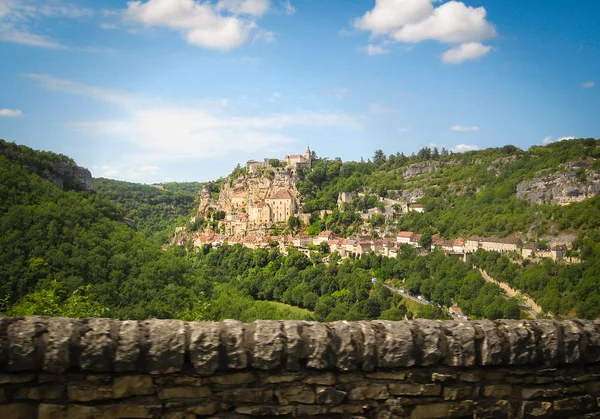Bir uçurum, Fransa tünemiş Rocamadour Köyü
