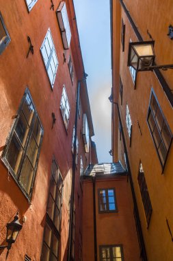 Stockholm'de dar sokaklar ve renkli binalar