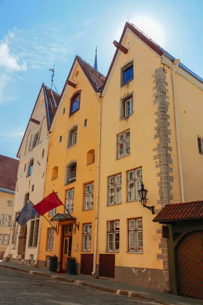 Middeleeuwse huizen aan de Pikk-straat in Tallinn, Estland — Stockfoto