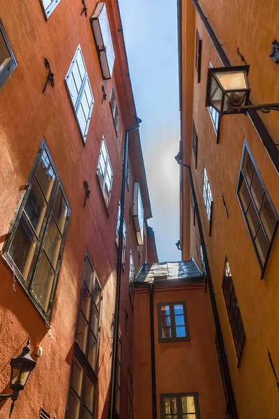 Smalle straatjes en kleurrijke gebouwen in Stockholm — Stockfoto