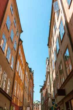 Stockholm'de dar sokaklar ve renkli binalar