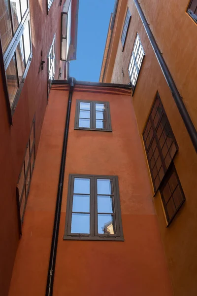 Stockholm'de dar sokaklar ve renkli binalar