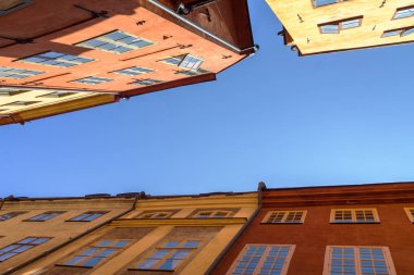 Stockholm'de dar sokaklar ve renkli binalar