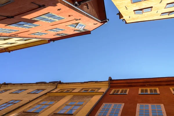 Smalle straatjes en kleurrijke gebouwen in Stockholm — Stockfoto