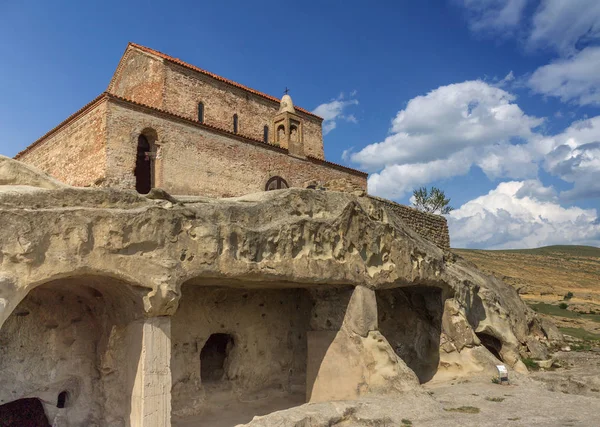 Antik Kaya yontulmuş şehir Uplistsikhe ve Uplistsuli kilise . Gürcistan