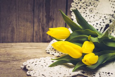 Ahşap arka plan ile dantel lale buketi