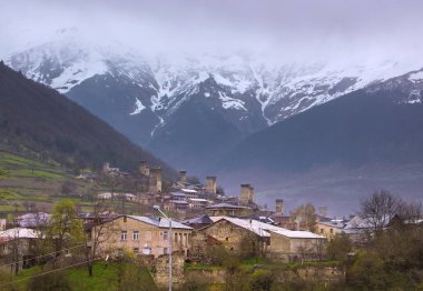Güzel eski şehir Mestia, Swanetia başkenti Areal görünümü. Gürcistan.