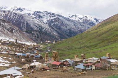 Ushguli köyü arka planda karla kaplı zirvelere karşı, Svaneti, Gürcistan