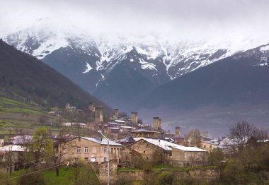 Güzel eski şehir Mestia, Swanetia başkenti Areal görünümü. Gürcistan.