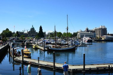 Victoria Bc,Kanada,30 Haziran 2019.Victoria'nın güzel iç limanı birçok kişiyi cezbediyor.Victoria'yı ziyaret edin ve iç limanın tadını çıkarın,geçitleri,restoranları ve buskers.Ada mon'una gel ve tadını çıkarın.  