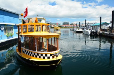 Victoria BC, Kanada, 12 Temmuz 2020. 30 yıllık bir su feribotları ve taksiler geleneği Viktorya 'nın iç limanında insanları dolaştırıyor. Victoria' ya gelin ve kendiniz binin..