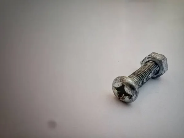 cıvata ve somun beyaz arka plan ile