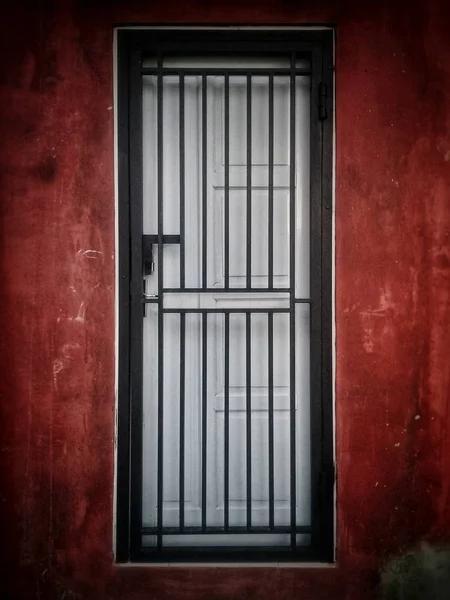 Πόρτα Στον Τοίχο Κόκκινο — Φωτογραφία Αρχείου