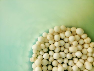 yeşil arka plana sahip beyaz kırık topları