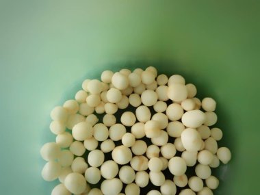 yeşil arka plana sahip beyaz kırık topları