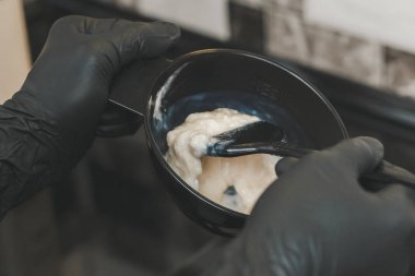 Stilist saç boyası bir kap içinde Kuaför Salonu konsept hazırlama