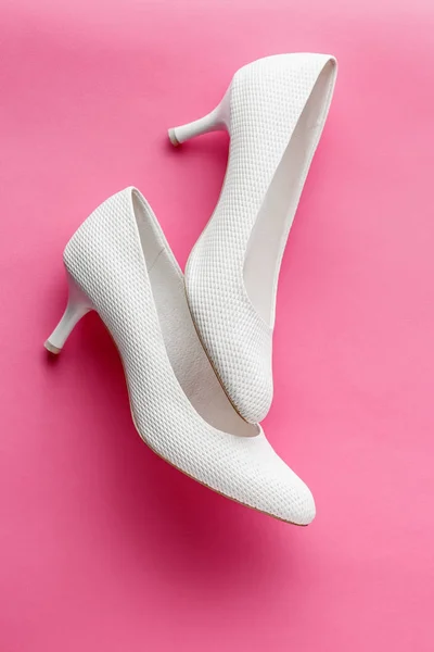 Zapatos Boda Blancos Simples Sobre Fondo Rosa — Foto de Stock