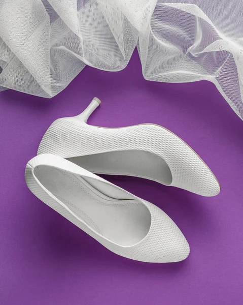 Белые Свадебные Туфли Вуалью Фиолетовом Фоне — стоковое фото