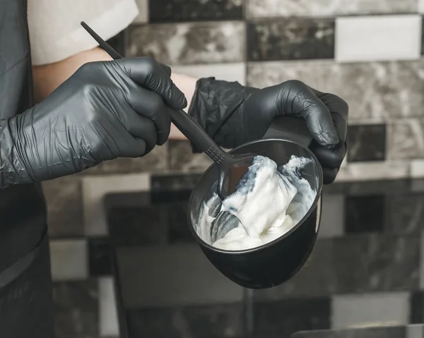 Voorbereiding Van Een Haarkleurmiddelen Een Container Kapper Salon Concept Stylist — Stockfoto