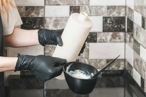 Styliste Cheveux Verser Une Crème Oxydante Dans Bol Préparation Colorant — Photo